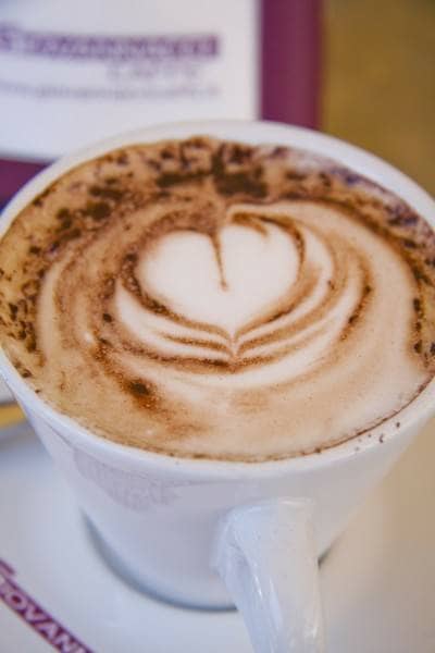 ハートの模様が描かれているカフェラテ