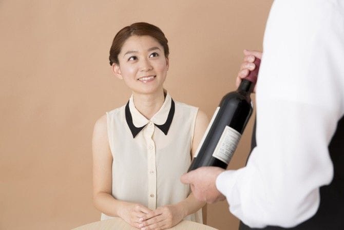 ワインを差し出されている女性