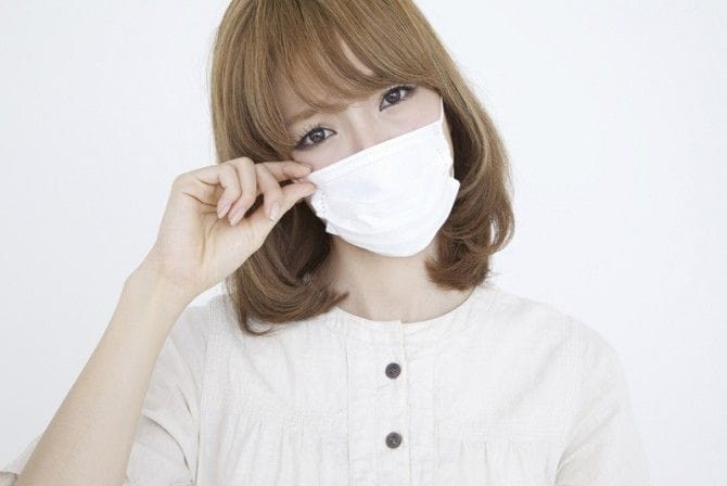 マスクをしている女性