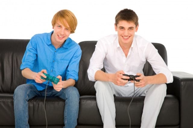 ゲームをする男性2人