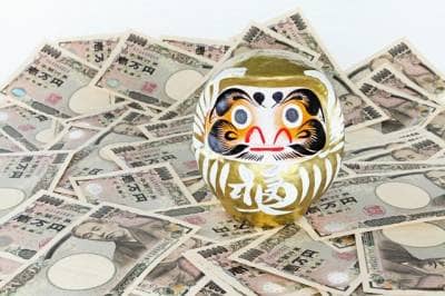 1万円札の上に金のだるま