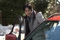 車に乗ろうとしている男性