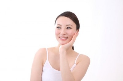 左頬を押さえる女性