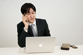 電話をするスーツ男性