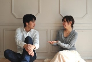 壁際で話す男女カップル