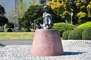 座っている少女の像