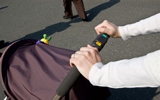 ベビーカーを押す女性