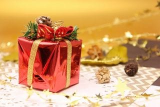 クリスマスプレゼントがテーブルに置いてある