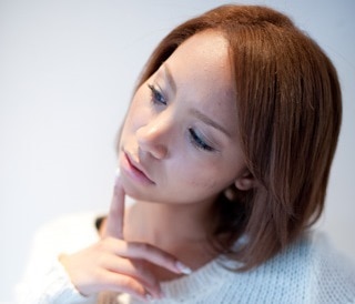 悩んでいる女性