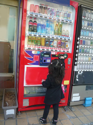 自販機で買う子供