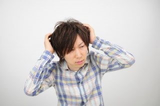頭を抱える男性