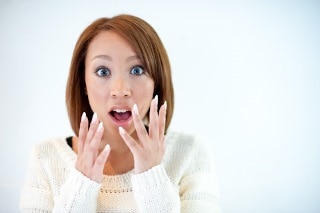 エッという顔をしている女性