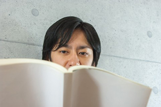 本を読む男性