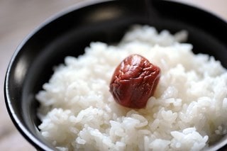 ご飯の上に梅干しがのっている