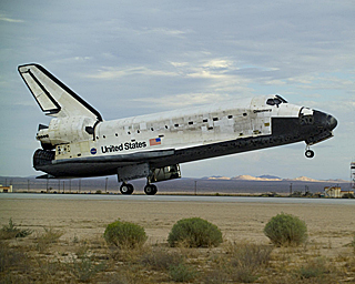 スペースシャトルが離陸しようとしている