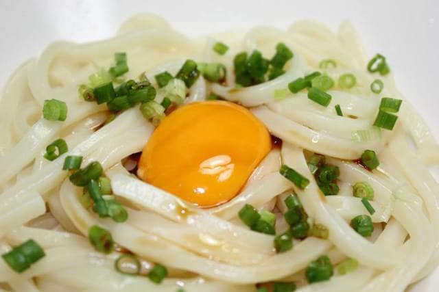 ぶっかけうどんに卵が乗っている