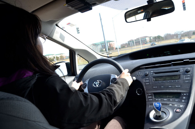 運転をしている女性