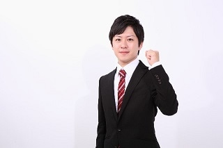 ガッツポーズをしているスーツ男性