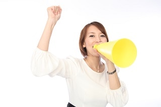 メガホンで応援している女性