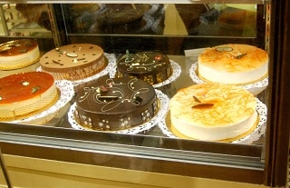 ケーキがショーケースに並んでいる