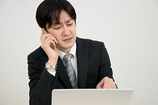 電話を話すスーツ男性