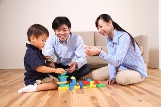 積み木をする3人家族