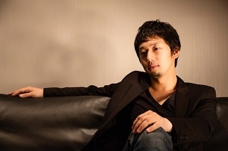 黒いソファに座っている男性