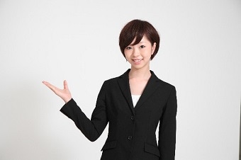 案内するスーツ女性