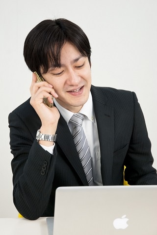 電話をしているスーツ男性
