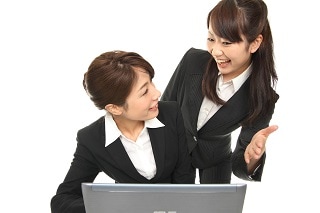 パソコンを見るスーツ女性