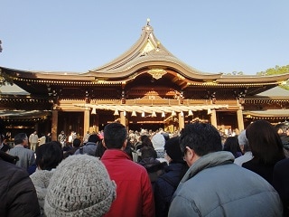 神社に参拝する人々