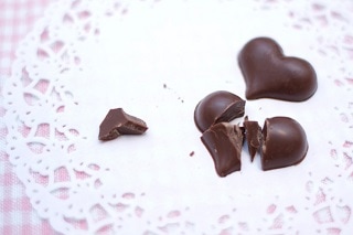 ハートのチョコレートが割れている