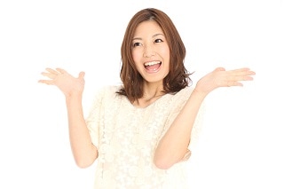 手をあげる女性