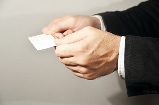 名刺を渡しているスーツ男性
