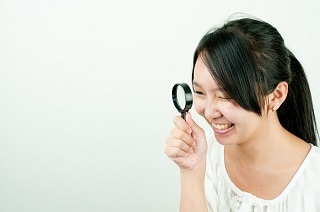 虫眼鏡で見る女性