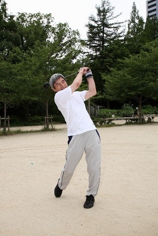 ゴルフをしている男性