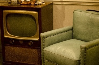 ソファと古いテレビ