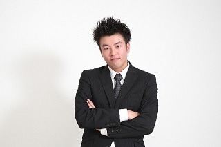 腕を組むスーツ男性