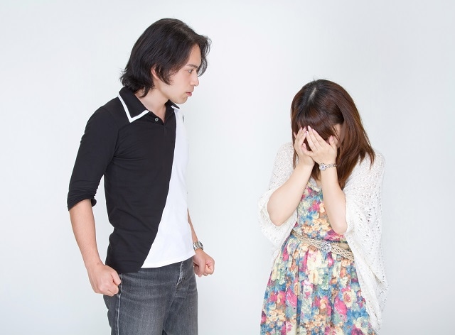 泣いている女性