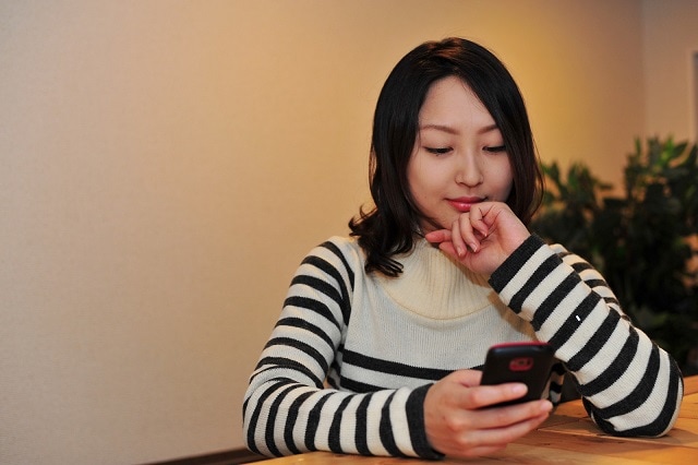 スマホを見ている女性