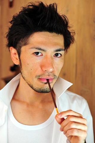 ポッキーを食べている男性