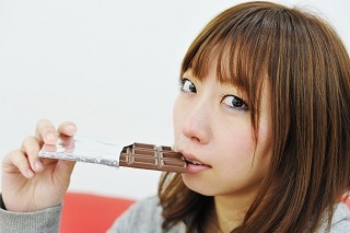 チョコレートを食べている女性