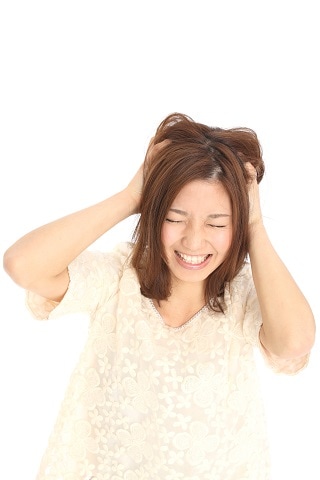 頭をかきむしる女性