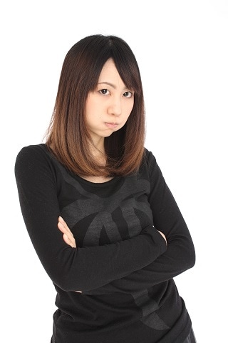 腕を組む女性