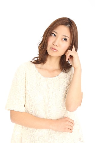 悩んでいる女性
