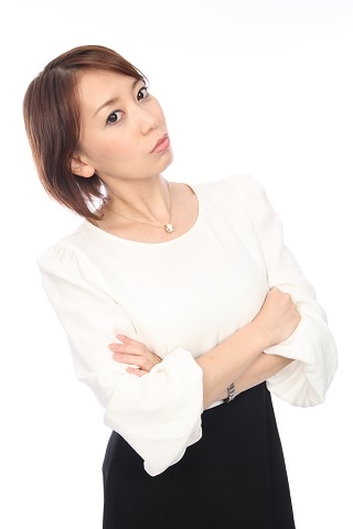腕を組むスーツ女性