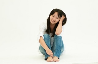 座って髪をかく女性