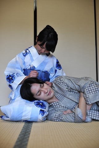 膝枕をしている女性とされている男性