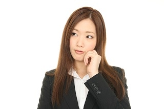 かしづいているスーツ女性