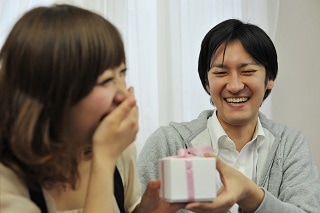 プレゼントをしている男性